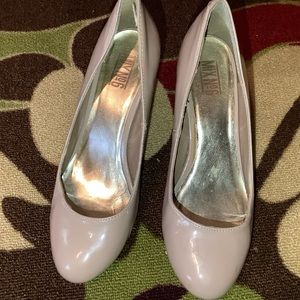 Professional nude, vinyl pumps.